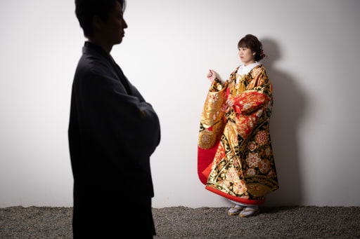 シンプルな白い背景で