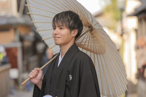新婦様を見つめる優しいお顔の新郎様☺️