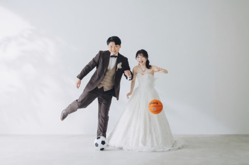 シンプルな背景も持ち込みアイテムで華やかに