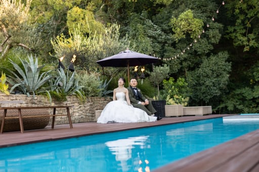 プールサイドの落ち着いた雰囲気で