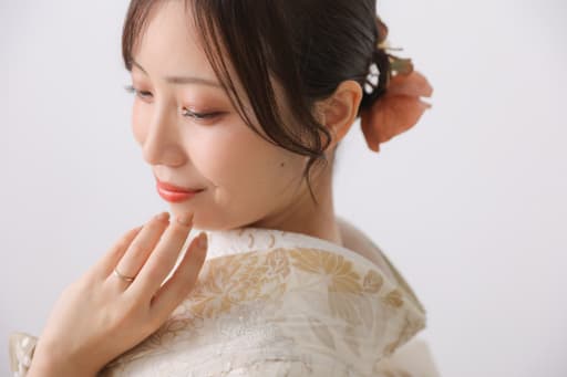 薬指に光る指輪と優しい横顔