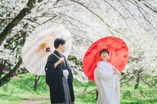 振り返って見つめ合い。。