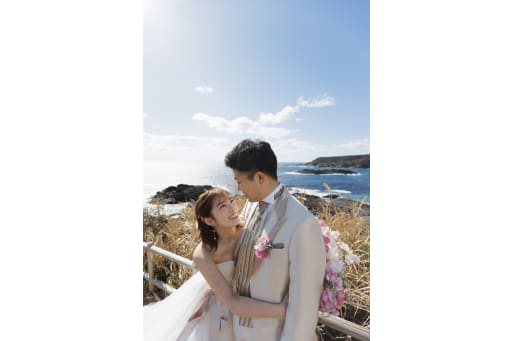 海を背景に