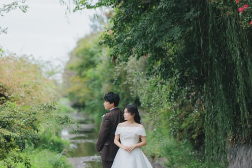 さらに、空の青さから移動し、緑豊かなロケーションでの撮影です。