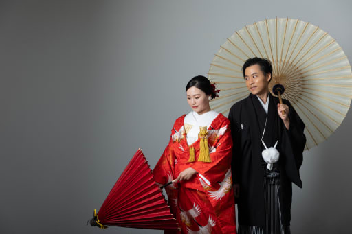 和傘が織りなす紅白の対比