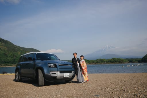 富士山をバックに