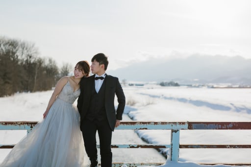 広大な雪景色を一緒に見渡して