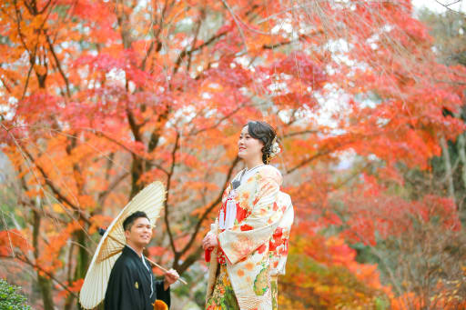 照紅葉の美しい京都嵐山でフォトウェディング。