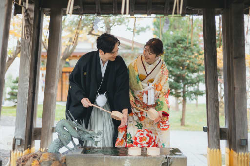 手水中のおふたり