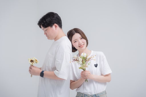 お持ち込みのお花をそっと手に添えていただき、かわいらしい手元カットを撮影しました。