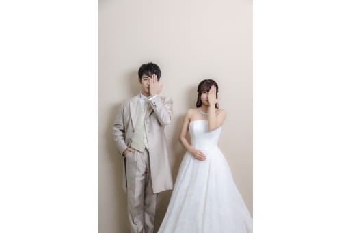 ベージュの壁の前で