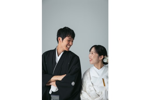 自然とほほえみ合う二人  