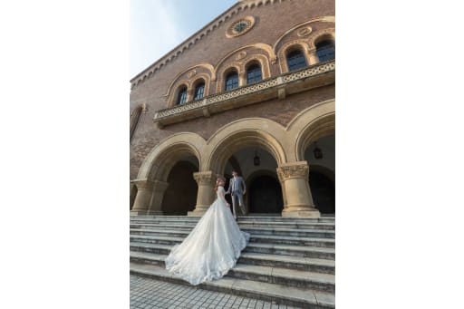 階段に広がるロングトレーンは、花嫁様の永遠の憧れ。