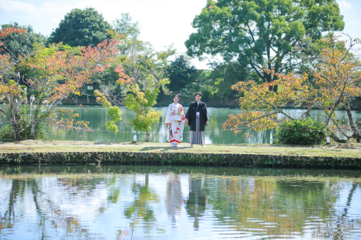 池のほとりでも