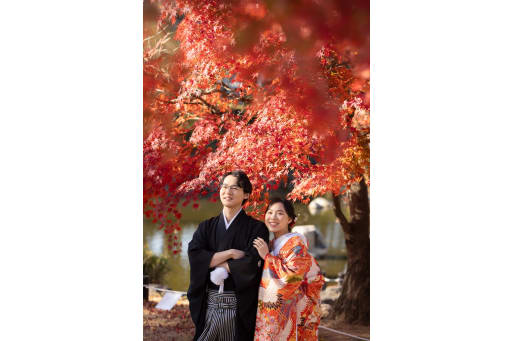 神社前に紅葉、