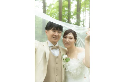 ベールから仲良くお顔をのぞかせるお二人♪