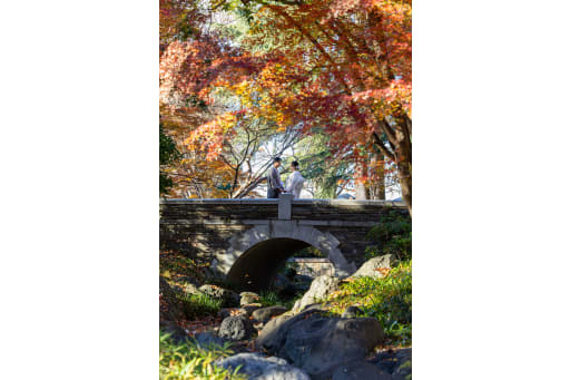 石でできた橋の上で