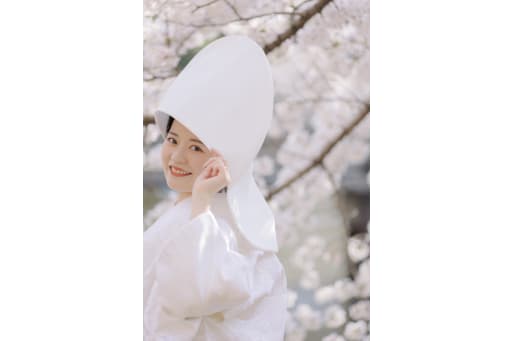 綿帽子をつけて