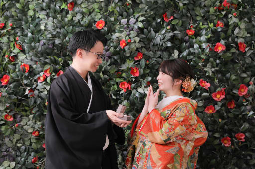 椿のお花の前でプロポーズシーンを再現していただきました！！