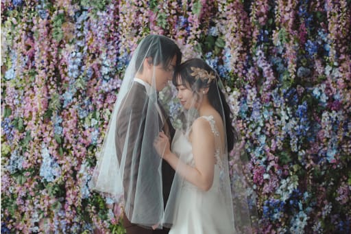 藤の花をバックに