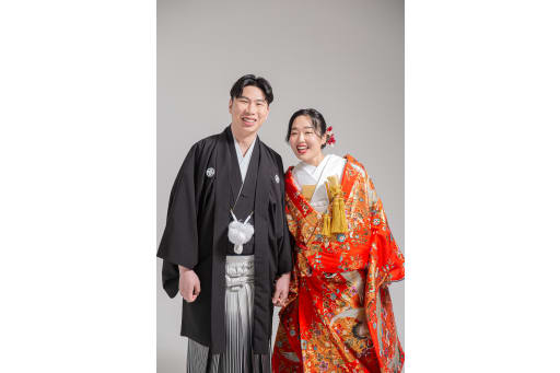 鮮やかな赤、夫婦の門出