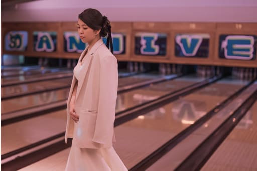 新婦さんがジャケットを羽織って