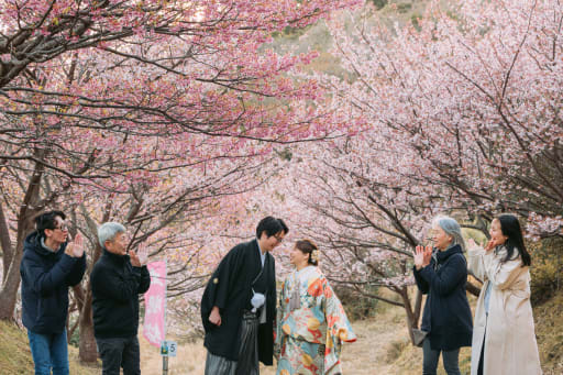 満開の桜の中で家族に祝福されて