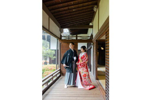 廊下では、和装ならではの品格を感じるポージングをご提案しました。
