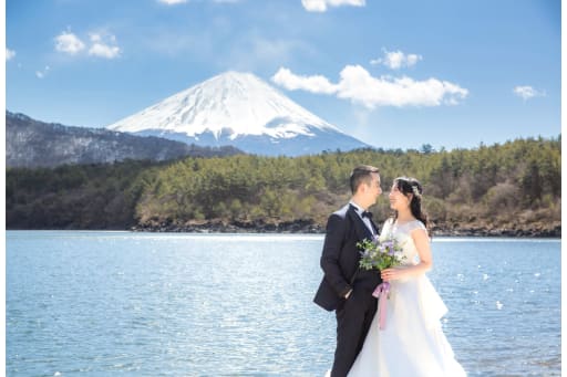 富士山をバックに