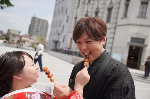 食べさせ合って
