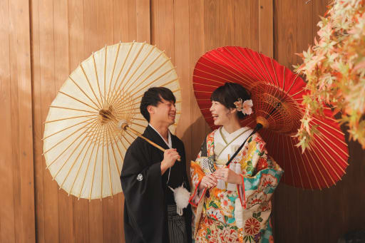 二人で傘を持って撮影