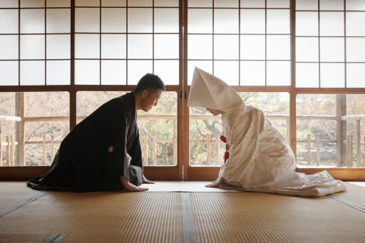 向かい合って。