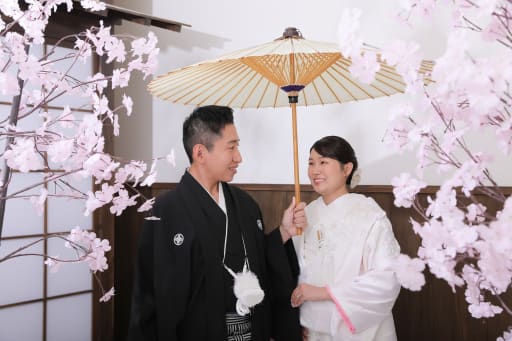 ピンクの差し色が可愛い白無垢に、桜と和傘でより可愛いテイストでお撮りしました！！