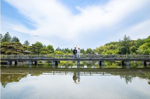 日本庭園の橋で水面の反射と青空もとても綺麗でした！！