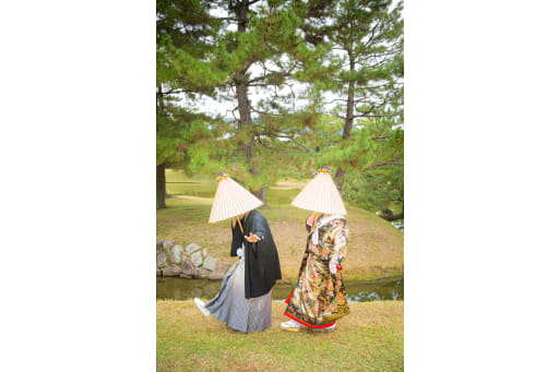 和装らしい雰囲気を少し加えた一枚。並んで歩く後ろ姿に穏やかさが出ています。