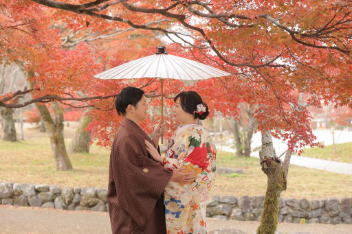 紅葉に囲まれて見つめ合うお二人