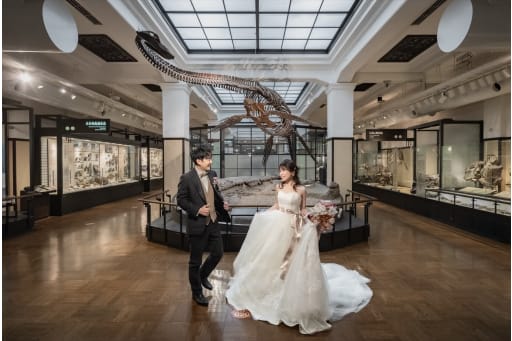 ドレスをアップして