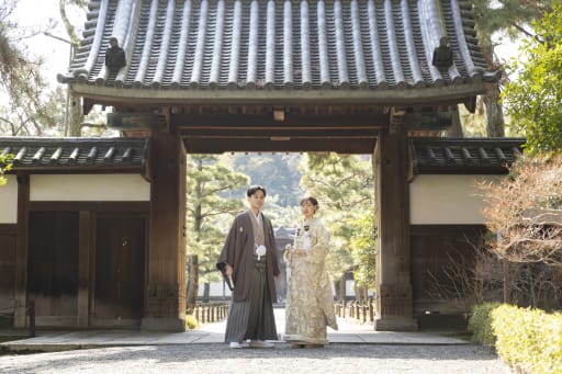 格式高い門の前で、凛として