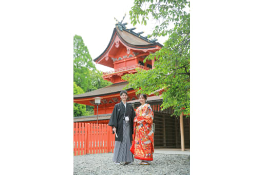 神社も新緑と赤が美しい