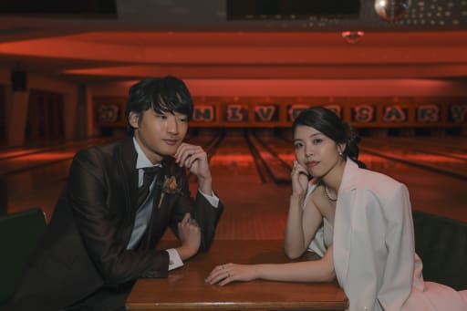 レーンをバックにクールな1枚に