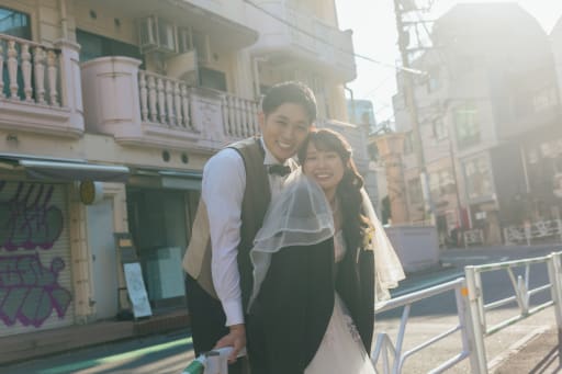 ご新郎様のジャケットを羽織って