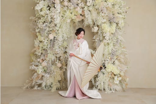 白無垢×お花のアーチ