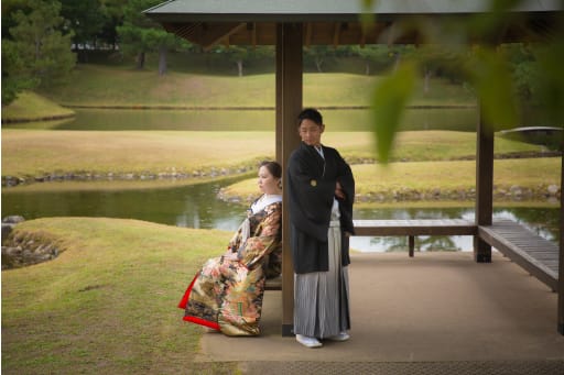 庭園ならではの開放感を感じられる立ち姿。自然の背景がしっかり活きています。