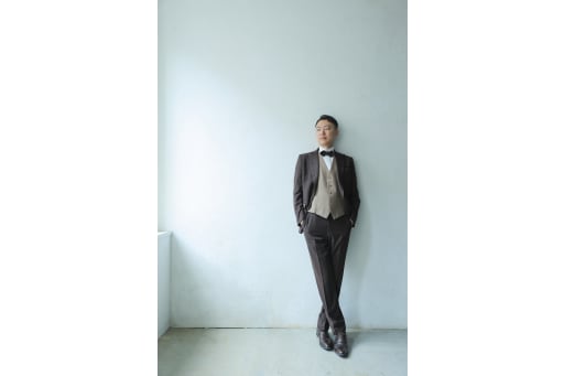 新郎様ソロショット！自然光が差し込む窓の近くで立っていただきました！ブラウンのタキシードがよくお似合いですね！