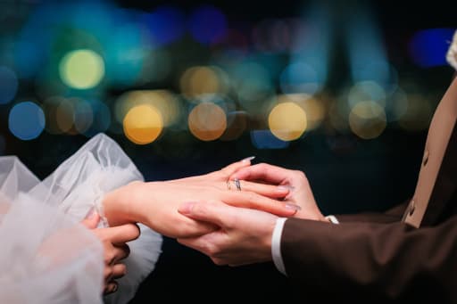 夜景を背に、永遠を誓うエンゲージリング