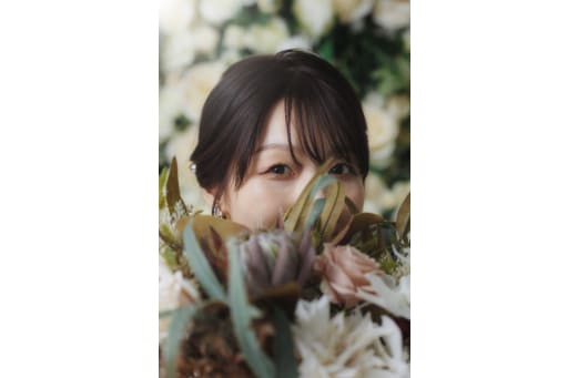 お花の中からひょっこり