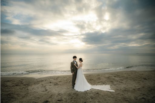 海をバックに！