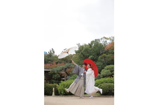 紅白の和傘を持って