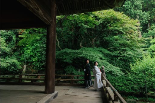 妙本寺の境内で 