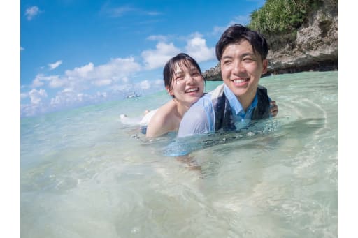 光が差し込む海の中